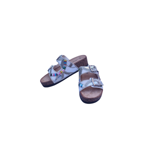 Descubre nuestras sandalias bio de cuña para mujer a un precio increíble de 21,95 €. Con suela antideslizante, plantilla ergonómica y un toque de elegancia gracias a los abalorios decorativos, estas sandalias son perfectas para cualquier ocasión. ¡Un diseño único que se adapta a tu pie y estilo, a un precio accesible!